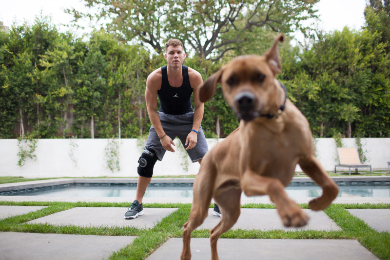 blake griffin hyperice with dog