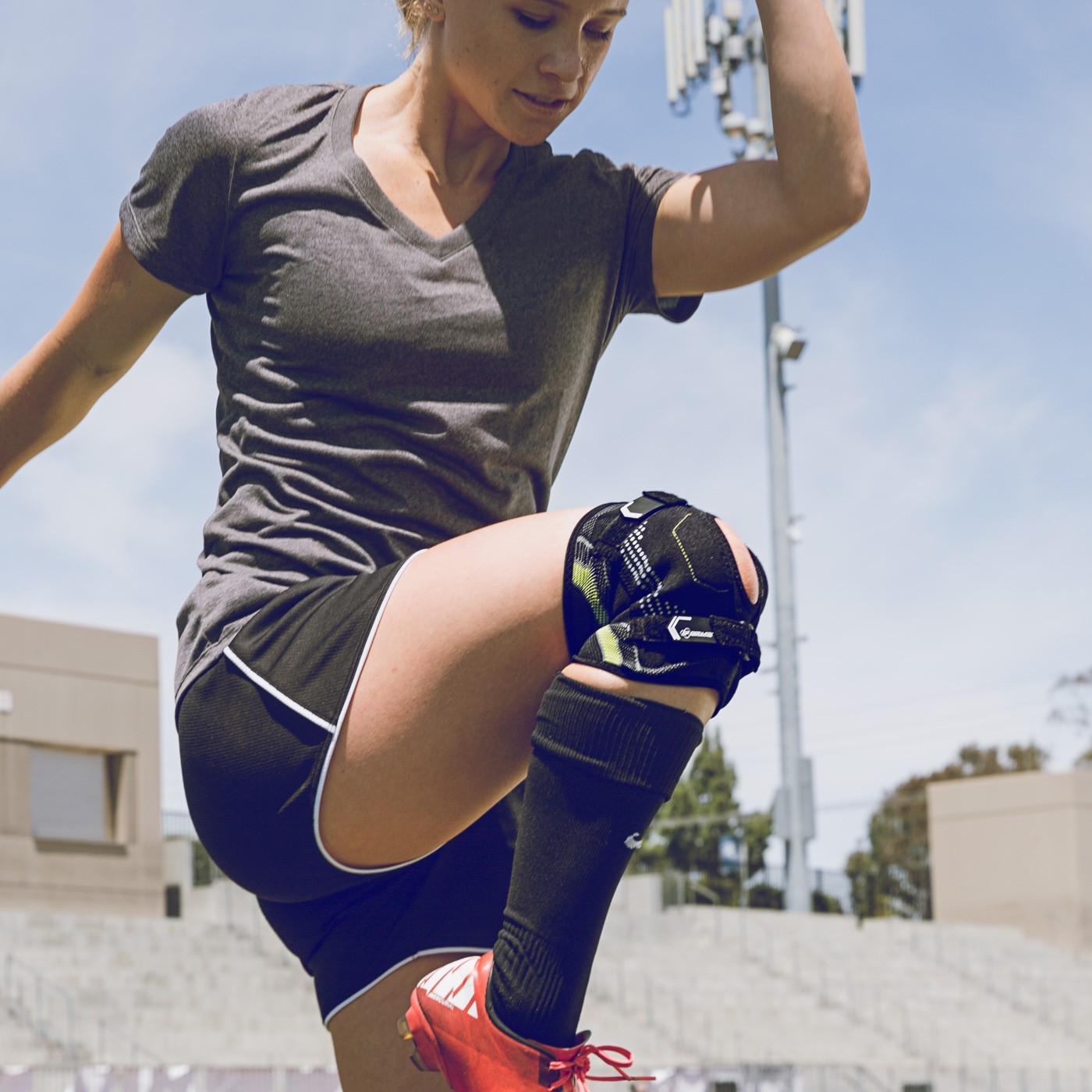 DonJoy Performance DualPull Patella Stabilizer Knee Brace