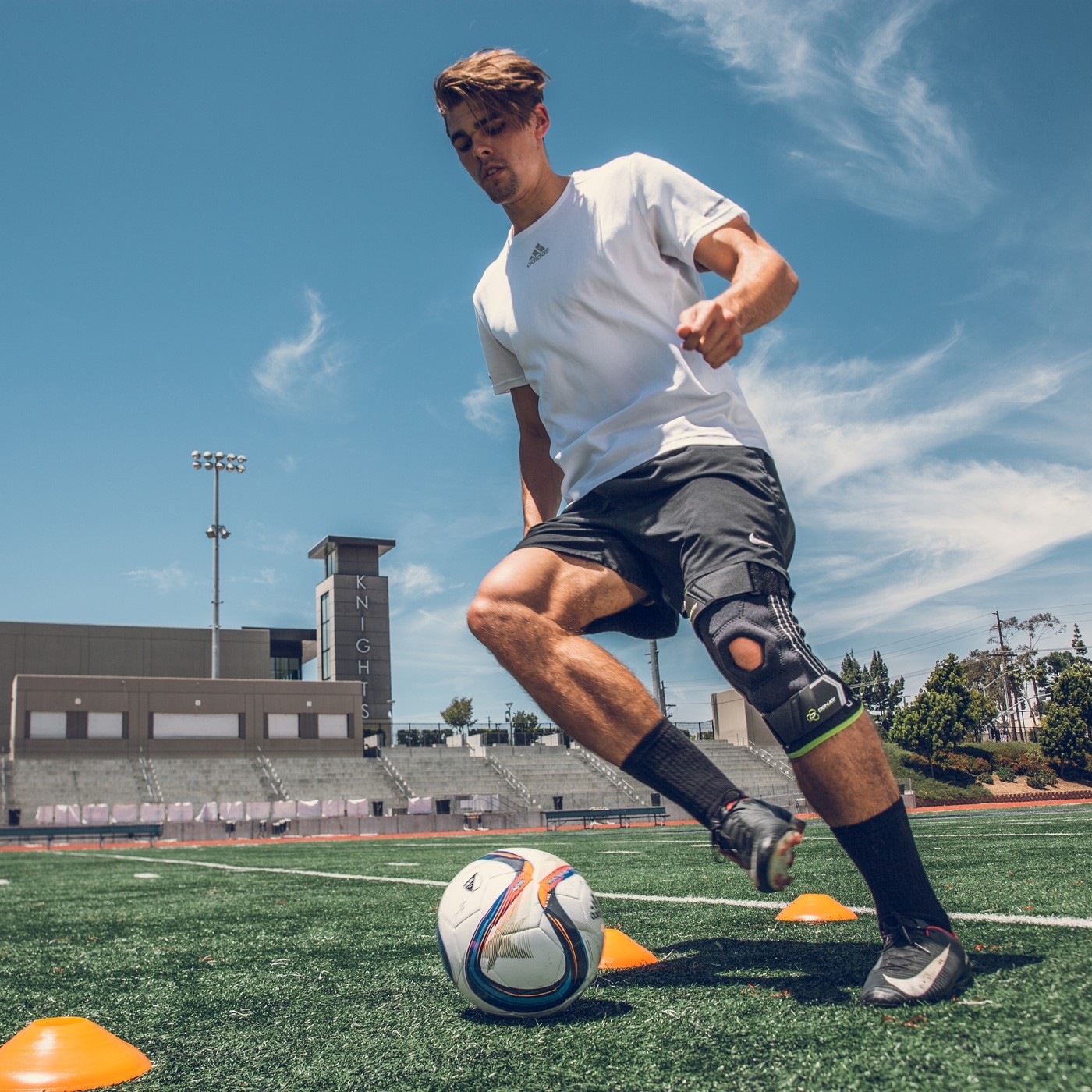 Donjoy Performance Stabilizing Knee Sleeve